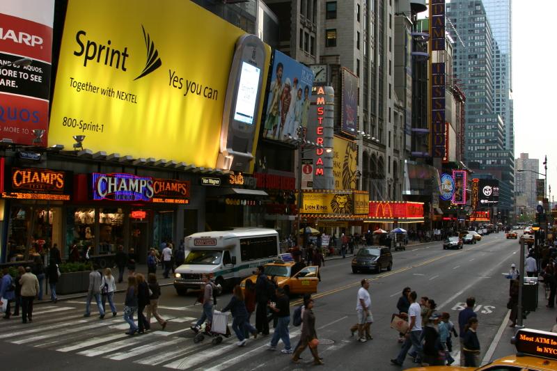 2006-05-07 19:02:10 ** New York ** 42. Straße am 'Times Square'. Im Broadway-Theater 'New Amsterdam Theater' wird der 'König der Löwen' aufgeführt.