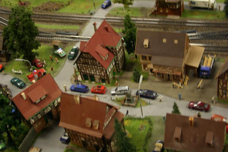 2006-11-25 10:38:52 ** Deutschland, Hamburg, Miniaturwunderland ** Straße in einer Kleinstadt.