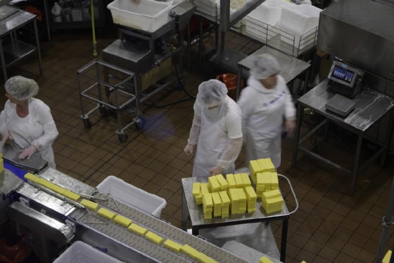 2011-03-25 15:42:55 ** Tillamook Cheese Factory ** Smaller pieces ready for packing.