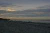 Strand von Warnemünde. Die Wintertage in Deutschland sind kurz und hier geht die Sonne unter.