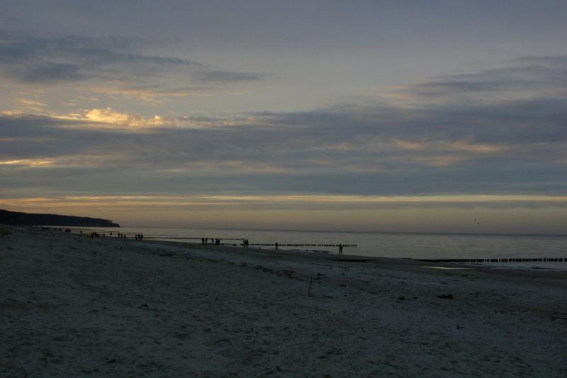 2006-11-26 15:43:08 ** Deutschland, Warnemünde ** Strand von Warnemünde. Die Wintertage in Deutschland sind kurz und hier geht die Sonne unter.