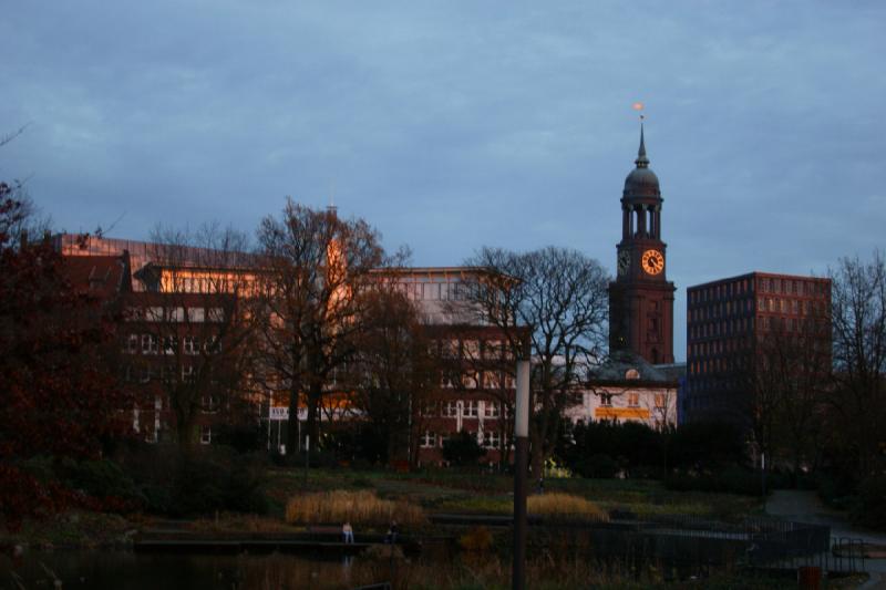 2006-11-25 16:24:00 ** Deutschland, Hamburg ** Der Hamburger Michel genießt die letzten Sonnenstrahlen.