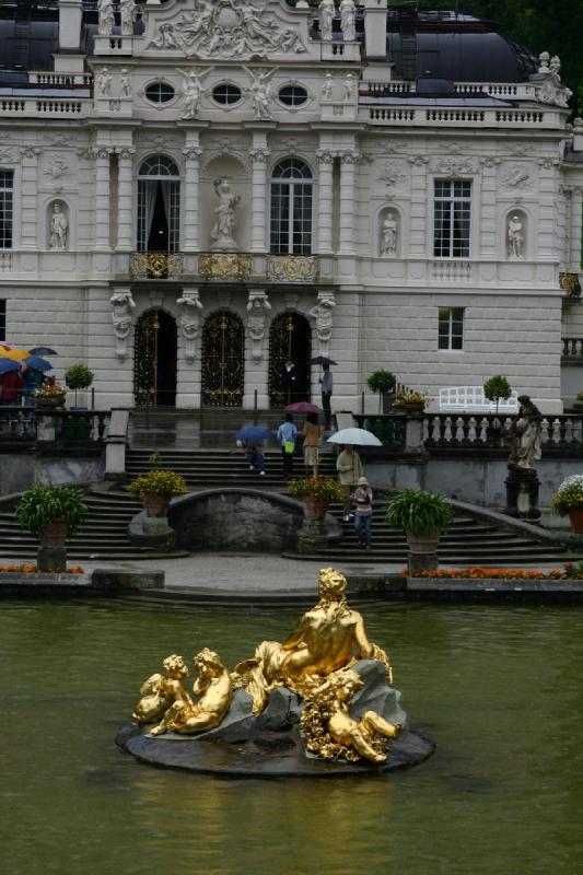 2005-08-20 12:40:43 ** Deutschland, München ** Brunnen von Schloß Linderhof.