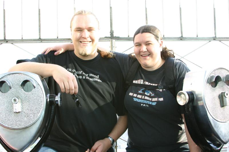 2006-05-06 18:05:54 ** Erica, New York, Ruben ** Ruben und Erica auf der Aussichtsplattform des 'Empire State Building'.