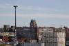 Der Turm mit den Uhren ist Teil des Firmensitzes von "Starbucks".