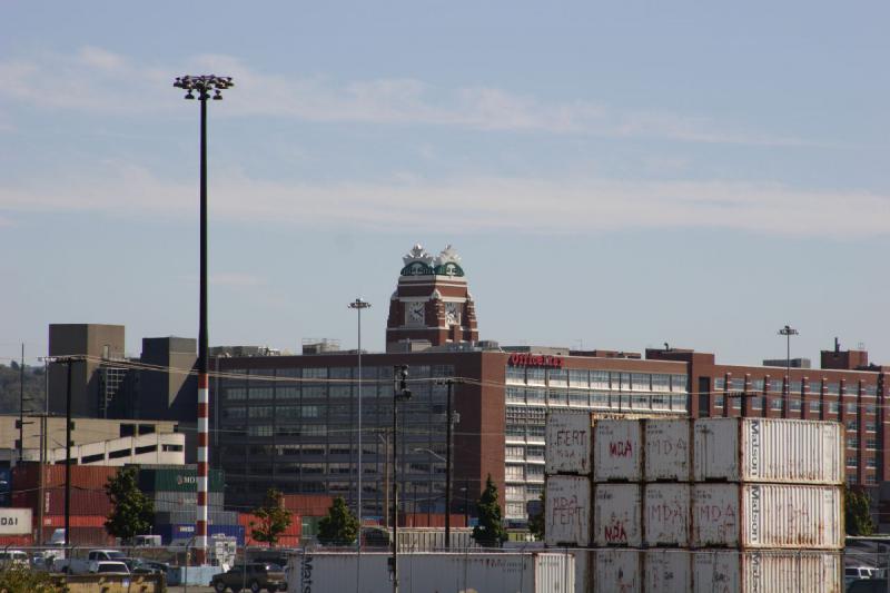 2007-09-01 14:22:02 ** Seattle ** Der Turm mit den Uhren ist Teil des Firmensitzes von 'Starbucks'.