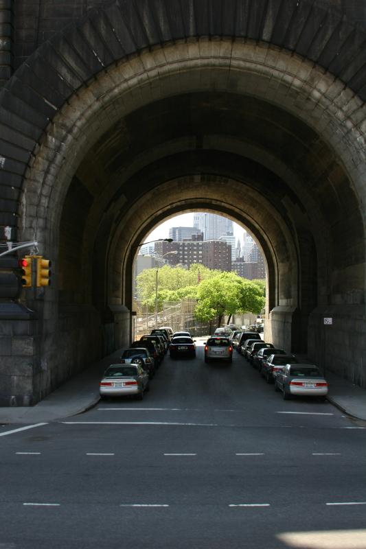 2006-05-06 14:19:52 ** New York ** Ein Tunnel im Sockel der Manhattan Bridge.