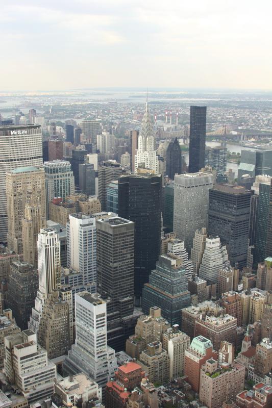 2006-05-06 17:41:30 ** New York ** Ein Blick in Richtung Nord-Ost mit dem 'Chrysler Building' im Zentrum.