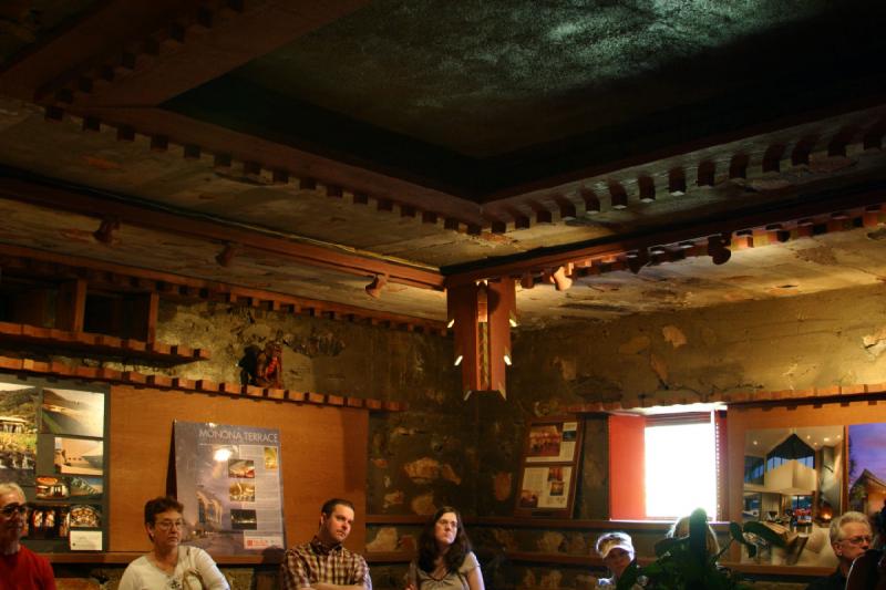 2007-04-14 15:10:54 ** Phoenix, Taliesin West ** Dieses Zimmer ist glaube ich ein Konferenzraum. Das einzige kleine Fenster an der Rückseite macht es einfach, den Raum für Videoprojektionen abzudunkeln.