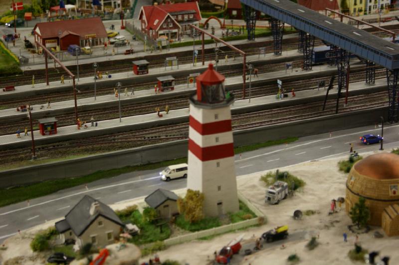 2006-11-25 09:43:56 ** Deutschland, Hamburg, Miniaturwunderland ** Strand und gleich dahinter der große Bahnhof.