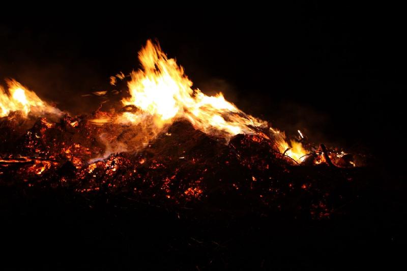 2010-04-03 20:28:23 ** Deutschland, Oldenburg, Ostern ** Das Osterfeuer am Abend vor Ostern in Hundsmühlen.