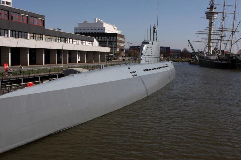 2010-04-15 16:01:10 ** Bremerhaven, Deutschland, Typ XXI, U 2540, U-Boote ** Steuerbordseite von U 2540. Normalerweise liegen Boote dieses Typs bis etwa zum Übergang der beiden Grautöne im Anstrich im Wasser, doch der Großteil der Batterien ist ausgebaut worden, was das U-Boot leichter gemacht hat. Damit wurde auf der Backbordseite Platz für jeweils einen Ein- und einen Ausgang geschaffen.