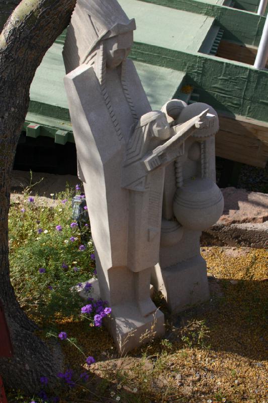 2007-04-14 15:57:16 ** Phoenix, Taliesin West ** Statue am Eingang des Besucherzentrums.