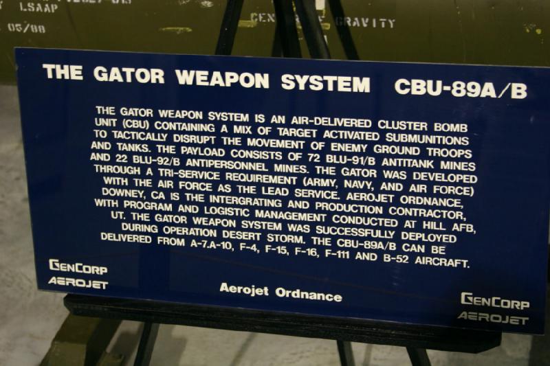 2007-04-08 13:35:14 ** Air Force, Hill AFB, Utah ** Beschreibung der Gator Weapon System CBU-89A/B Clusterbombe.