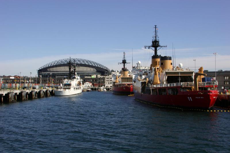 2007-09-01 14:23:00 ** Seattle ** Auf der rechten Seite sind Eisbrecher der U.S. Küstenwache.