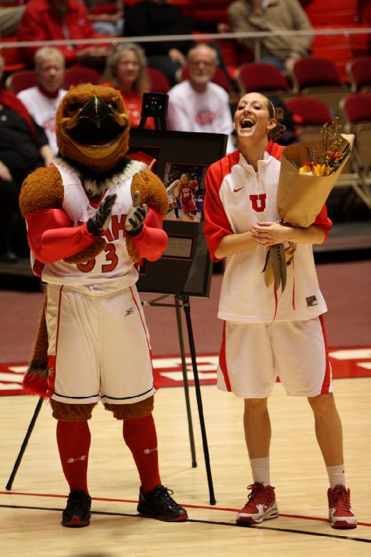 2010-03-06 14:51:48 ** Basketball, Colorado State Rams, Damenbasketball, Sasha McKinnon, Swoop, Utah Utes ** Sasha McKinnon mit dem Maskottchen.