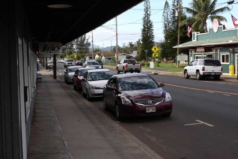 2011-11-25 08:58:00 ** Hawaiʻi, Kapaʻa, Kauaʻi ** Der rote Nissan Altima vorne war unser Mietwagen für den Aufenthalt auf Kauaʻi.