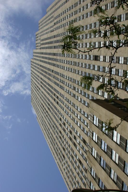 2006-05-06 14:55:04 ** New York ** Ein Blick in die Höhe am 'Empire State Building'.