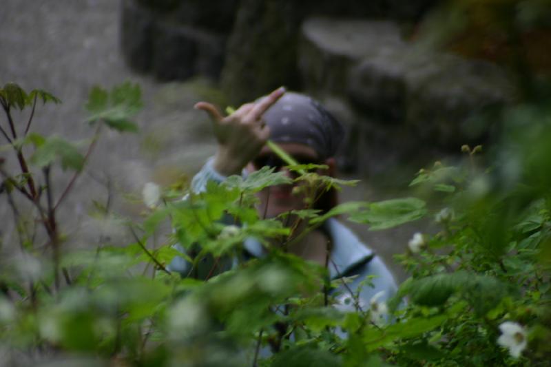 2005-05-06 17:40:51 ** Katie, Multnomah Falls ** Katie beschwert sich, daß ich Fotos von ihr mache.