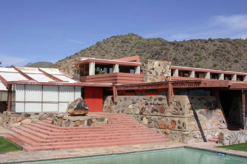 2007-04-14 14:29:48 ** Phoenix, Taliesin West ** Früher hatten die Gebäude keine festen Wände oder Glas sondern nur Leinwand. Rot gefärbte Leinwand bedeutete einen Eingang und diese Farbe wurde für die hölzerne Tür erhalten.