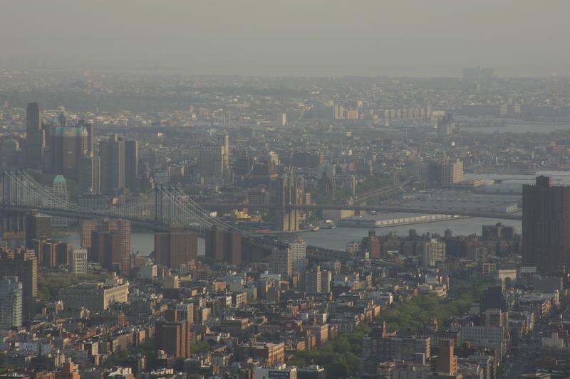 2006-05-06 18:27:36 ** New York ** Im Zentrum die 'Brooklyn Bridge' und auf der linken Seite die 'Manhattan Bridge'.