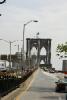 Brooklyn Bridge, die erste Brücke, die Manhattan und Brooklyn verbunden hat. Die Brücke besteht aus grob 80% Stein und 20% Stahl und ist nur für Autos und Fußgänger, keine Busse oder Lastwagen zugänglich.