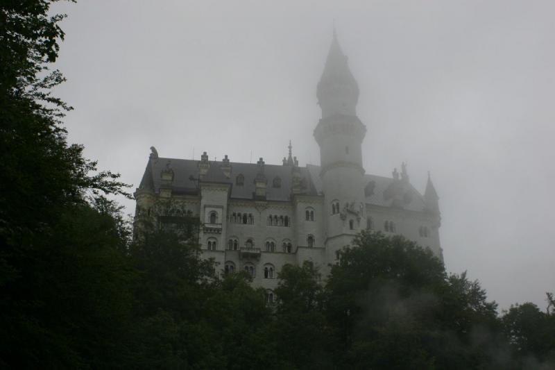 2005-08-21 16:00:30 ** Germany, Munich ** Neuschwanstein Palace covered by clouds.
