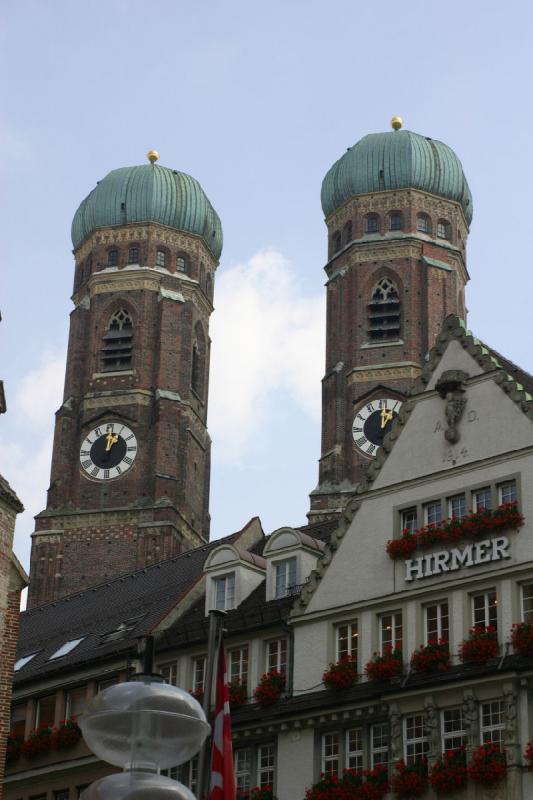 2005-08-19 13:02:04 ** Deutschland, München ** Türme der Münchener Frauenkirche.