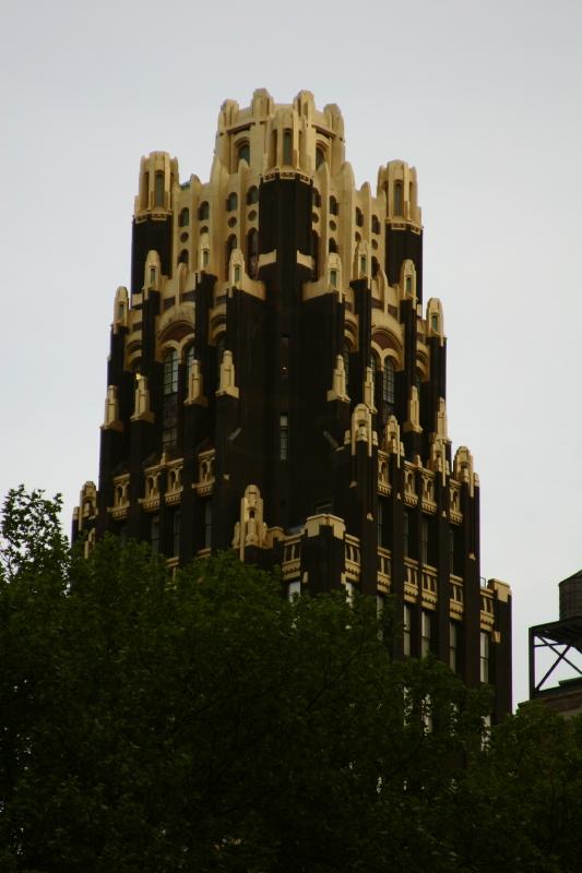 2006-05-07 19:03:28 ** New York ** The 'American Radiator Building'. Das Gold symbolisiert Feuer und das Schwarz symbolisiert Kohle. Das Gebäude ist jetzt ein Hotel.