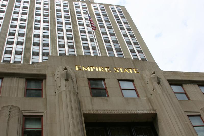 2006-05-06 12:03:02 ** New York ** Empire State Building mit den Figuren im Art Deco Stil.