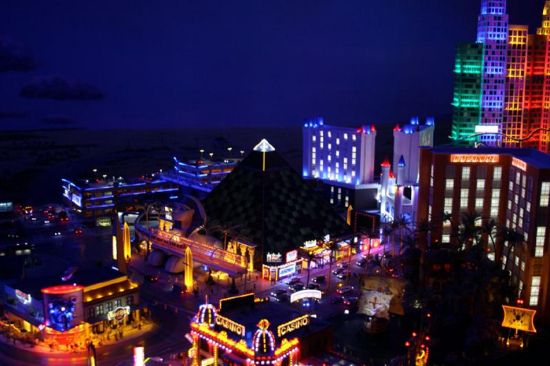 2006-11-25 09:34:26 ** Deutschland, Hamburg, Miniaturwunderland ** Las Vegas bei Nacht. Im Zentrum das Luxor-Hotel, gebaut wie eine Pyramide.