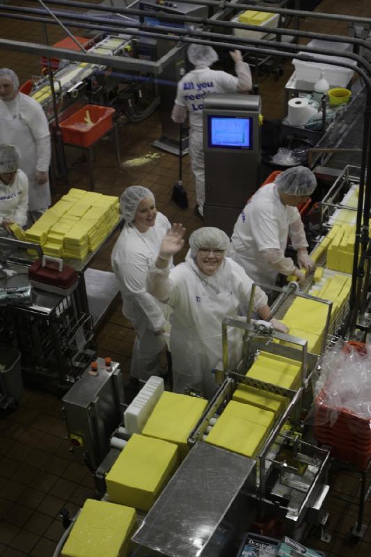 2011-03-25 15:39:11 ** Tillamook Käsefabrik ** Eine freundliche Mitarbeiterin der Käserei winkt uns zu.