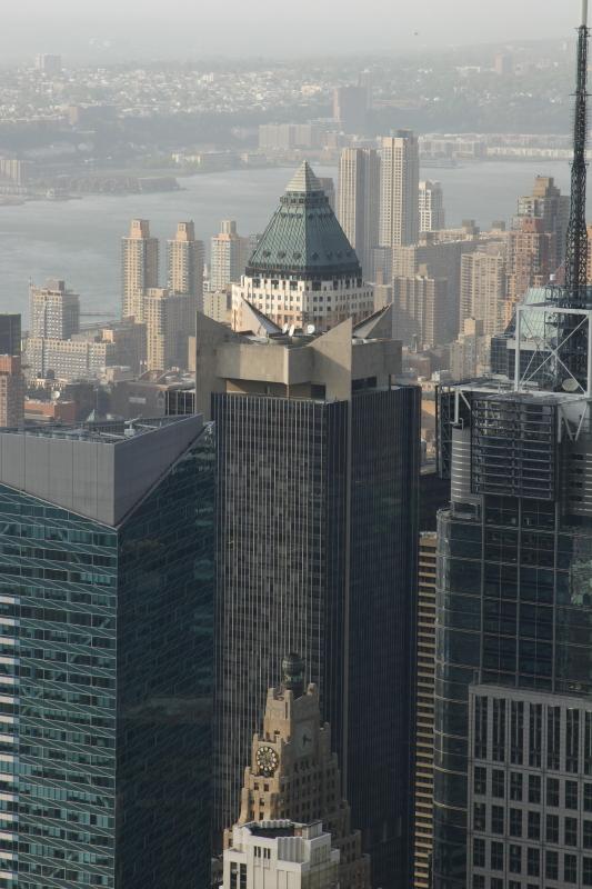 2006-05-06 17:48:48 ** New York ** Noch ein Blick in Richtung Times Square mit New Jersey auf der anderen Seite des Hudson im Hintergrund.