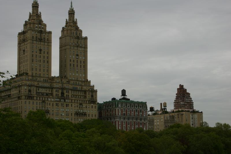 2006-05-08 14:06:56 ** New York ** Gebäude am 'Central Park'. Auf der linken Seite 'The San Remo'.