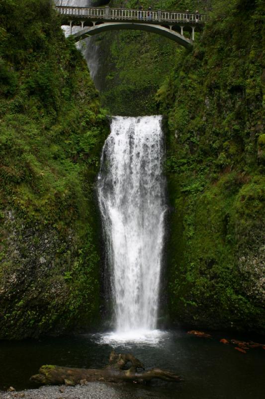 2005-05-06 17:16:29 ** Multnomah Falls ** Unterer Teil des Multnomah Wasserfalls.