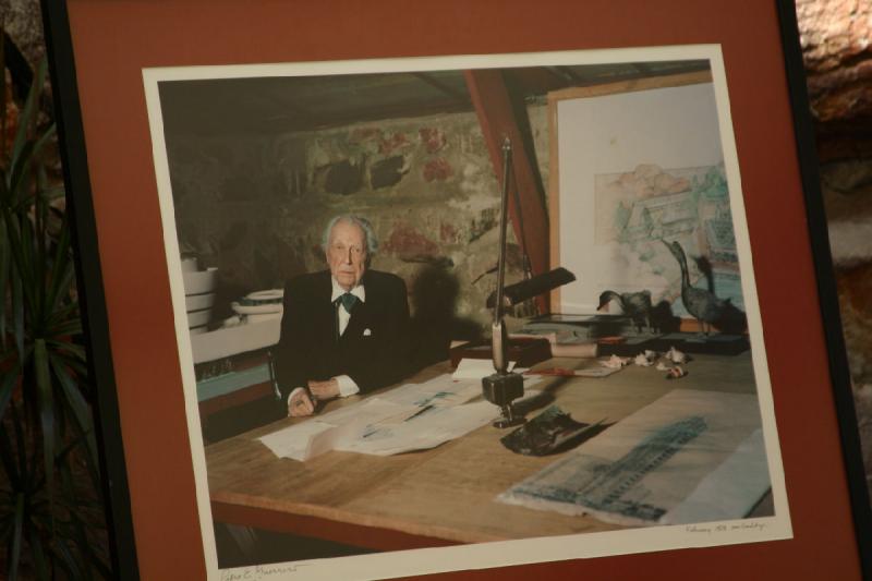 2007-04-14 14:17:00 ** Phoenix, Taliesin West ** Frank Lloyd Wright bei der Arbeit 92-jährig wenige Monate vor seinem Tod.