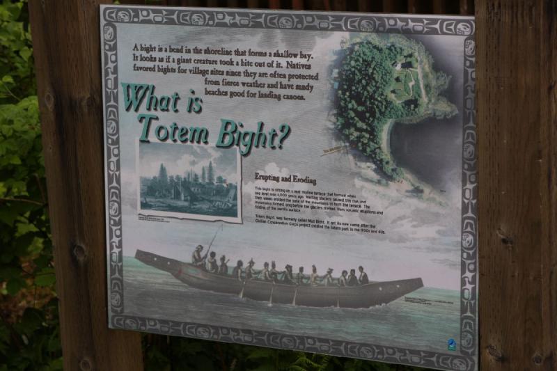 2012-06-19 09:17:26 ** Alaska, Ketchikan, Kreuzfahrt, Totem Bight State Historic Park ** Was ist Totembucht?

Eine Bucht ist eine Kurve im Ufer, die eine flache Bucht formt. Es sieht aus als ob eine riesige Kreatur einen Biss heraus genommen hat. Die Ureinwohner haben diese Buchten für ihre Dörfer bevorzugt weil sie oft vom heftigen Wetter geschützt sind und sandige Strände zum Landen von Booten bieten.

Ausbrechen und Ausnagen

Diese Bucht sitzt auf einer großen Strandterrasse, die durch den Anstieg des Meeresspiegels vor 6.000 Jahren entstanden ist. Schmelzende Gletscher waren die Ursache für diesen Anstieg und dann haben Wellen an den Bergen genagt um diese Terrasse zu formen. Die Berge sind lange vor dem Schmelzen der Gletscher durch vulkanische Aktivität und das Falten der Erdkruste entstanden.

Totembucht wurde früher Schlammbucht genannt. Den neuen Namen bekam sie nachdem das Civilian Conservation Corps (CCC)-Projekt den Totem Park in den 1930er und 40er Jahren gebaut hat.