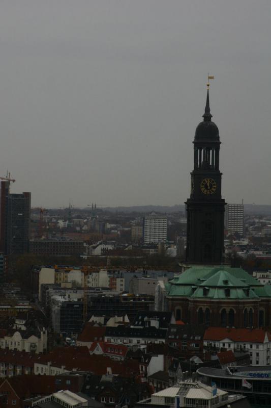 2006-11-25 11:58:24 ** Deutschland, Hamburg, St. Nikolai ** Blick von Sankt Nikolai zur Sankt Michaelis (Michel) in Sankt Pauli.