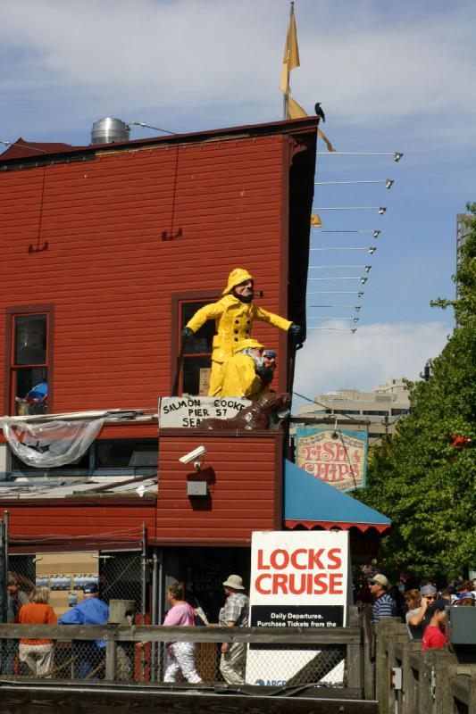 2007-09-01 12:56:20 ** Seattle ** Interessante Figur über einem Fischimbis.