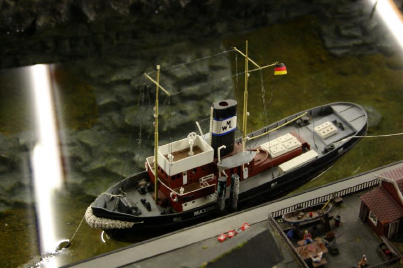 2006-11-25 09:54:56 ** Germany, Hamburg, Miniature Wonderland ** A comparatively small ship.
