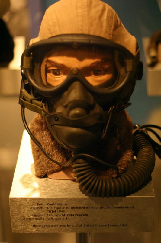 2007-04-08 14:53:48 ** Air Force, Hill AFB, Utah ** Ausrüstung aus der Zeit des Zweiten Weltkriegs. Helm U.S.-Typ A-10, mit Navy Headset, standardisiert 18. Juli 1944, Schutzbrille U.S.-Typ M-1944 Polaroid und Sauerstoffmaske U.S.-Typ A-14. Benutzt von Lt. Col. Robert Greene aus Layton, Utah.