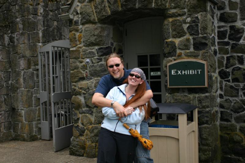 2005-05-06 17:43:50 ** Katie, Multnomah Falls, Ruben ** Ruben und Katie.