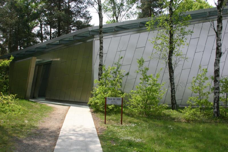 2008-05-13 12:11:10 ** Bergen-Belsen, Deutschland, Konzentrationslager ** Das Haus der Stille.