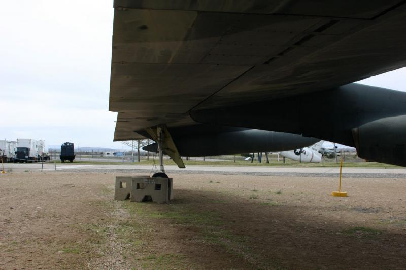 2007-04-01 14:30:56 ** Air Force, Hill AFB, Utah ** Am Ende der Tragflächen hat die B-52 Stelzen mit Rädern, die die langen Tragfläche vom Boden fernhalten.