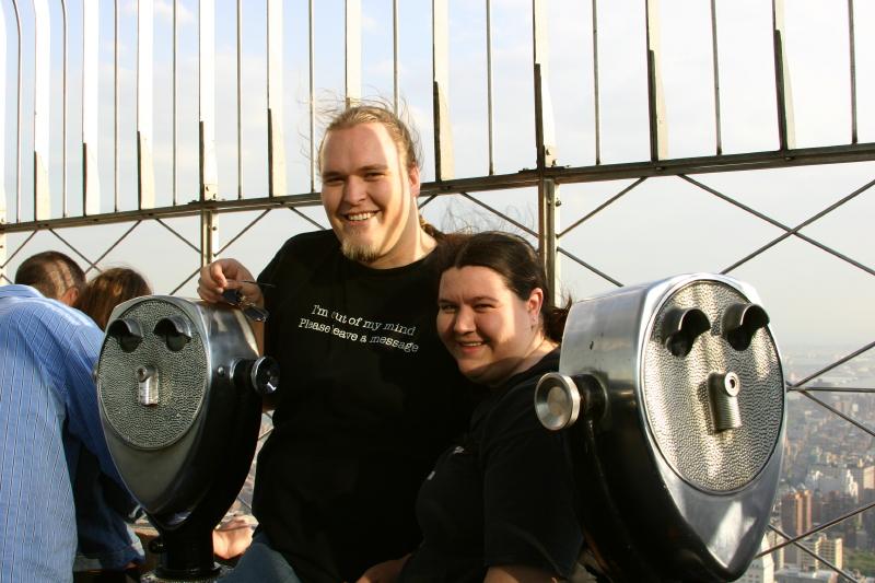 2006-05-06 18:06:44 ** Erica, New York, Ruben ** Ruben und Erica auf der Aussichtsplattform des 'Empire State Building'.