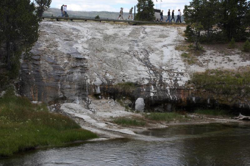 2008-08-15 11:52:08 ** Yellowstone Nationalpark ** Das Wasser von den Geysiren fließt in den Fluß ab.