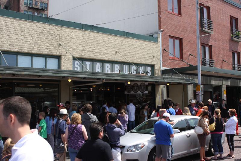 2012-06-15 12:18:01 ** Seattle ** Der erste Starbucks der Welt ist direkt gegenüber vom Pike Place Market. Die Leute stehen Schlange, um dort einen Kaffee zu bekommen.