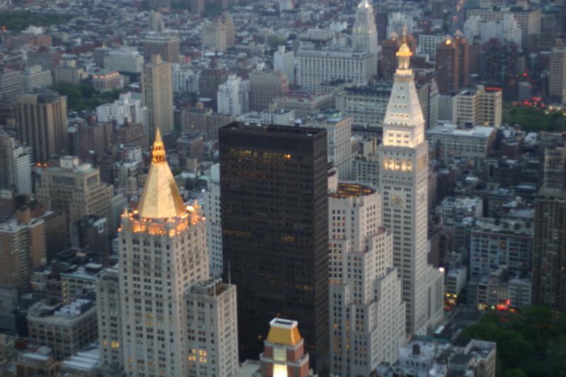 2006-05-06 19:55:54 ** New York ** 'New York Life Insurance Building' im Vordergrund. Im Hintergrund der 'Met Life Tower' im Stil der Architektur in Venedig.