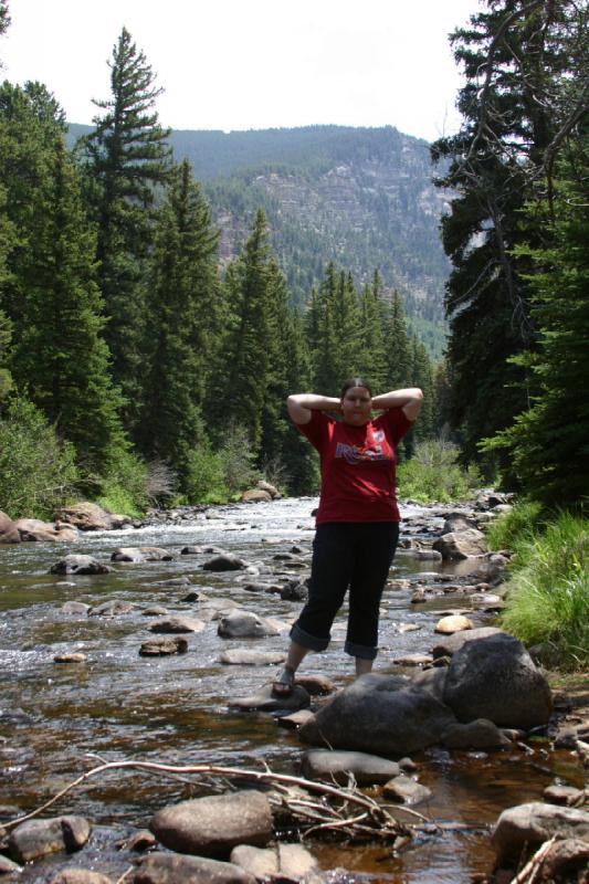 2006-07-23 13:12:34 ** Erica, Vail ** Was hier wie eine Pose aussieht ist Erica, die ihren Pferdeschwanz neu macht.