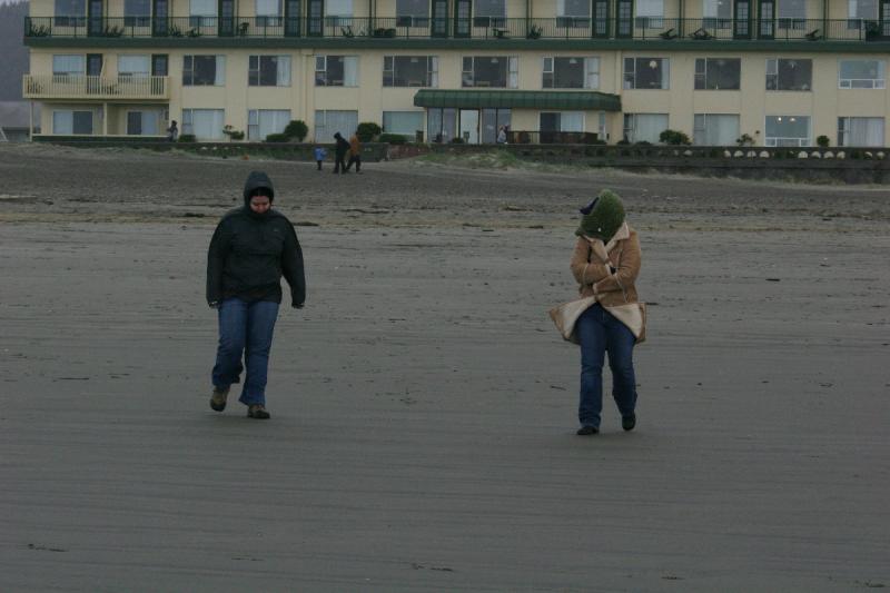 2006-01-28 15:23:52 ** Erica, Katie, Oregon, Seaside ** Erica and Katie follow.